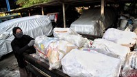 Untuk hari ketiga atau Rabu (22/6) warga diminta mengeluarkan sampah B3 rumah tangganya, seperti perlatan elektronik untuk diangkut petugas gerobak ke TPS. Sampah-sampah yang sudah terkumpul akan diangkut dan ditangani petugas Dinas Lingkungan Hidup.