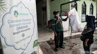 Pada hari kedua, warga diminta membawa sampah daur ulang untuk dikumpulkan dan dipilah sesuai nilai ekonomisnya ke Bank Sampah mulai dari pukul 08.00-10.00 WIB.