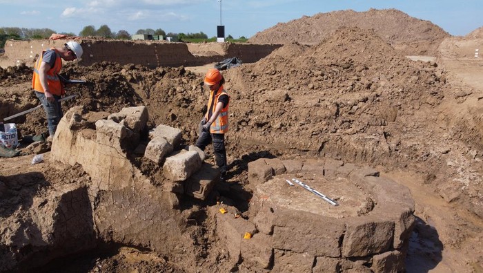 People work on a site where archaeologists discovered a Roman temple in Zevenaar, central-east Netherlands April 15, 2022. April 15, 2022.  RAAP/Handout via REUTERS ATTENTION EDITORS - THIS IMAGE HAS BEEN SUPPLIED BY A THIRD PARTY. MANDATORY CREDIT.