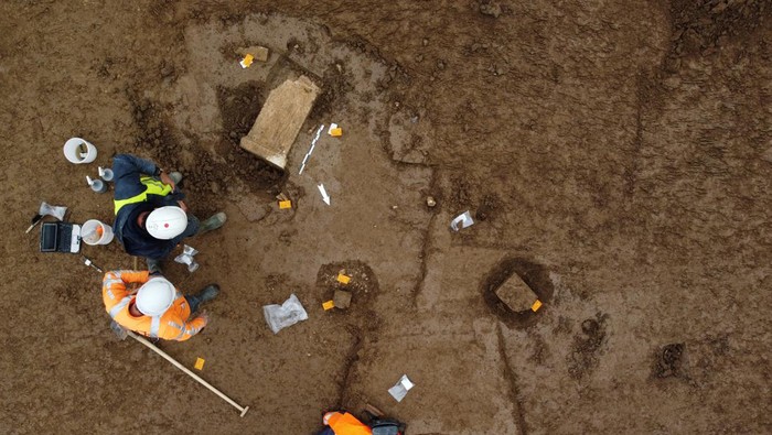 People work on a site where archaeologists discovered a Roman temple in Zevenaar, central-east Netherlands April 15, 2022. April 15, 2022.  RAAP/Handout via REUTERS ATTENTION EDITORS - THIS IMAGE HAS BEEN SUPPLIED BY A THIRD PARTY. MANDATORY CREDIT.