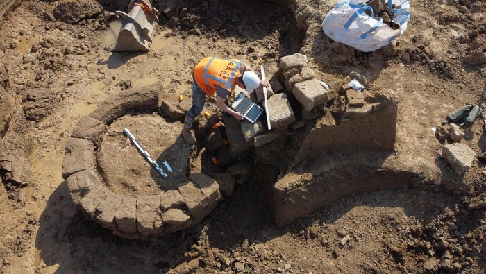 Melihat Proses Penggalian Kuil Romawi Kuno di Belanda People work on a site where archaeologists discovered a Roman temple in Zevenaar, central-east Netherlands April 15, 2022. April 15, 2022. RAAP/Handout via REUTERS ATTENTION EDITORS - THIS IMAGE HAS BEEN SUPPLIED BY A THIRD PARTY. MANDATORY CREDIT.