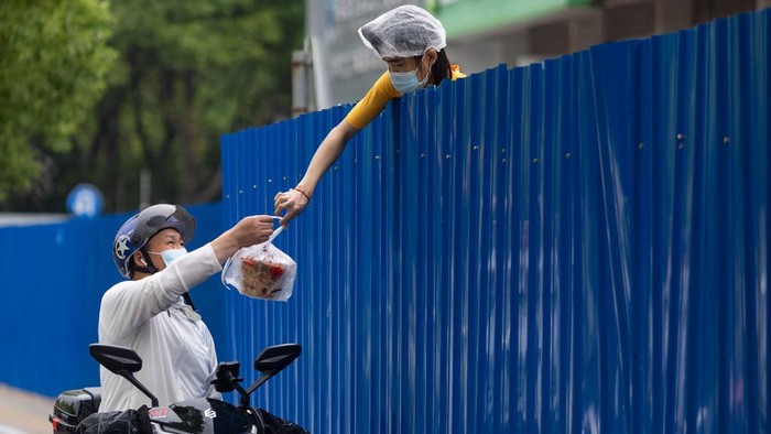 Menanti Paket Makanan dari Balik Pagar Pembatas COVID-19 Pagar pembatas dibangun untuk batasi aktivitas warga di Shanghai saat pandemi. Warga harus menunggu paket maupun hantaran makanan dari balik pagar itu. Cekrek!