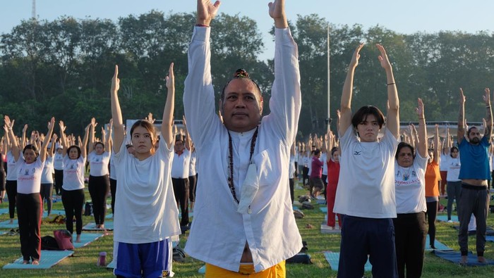 Ratusan warga di Yogyakarta hingga Bali berkumpul untuk melakukan yoga bersama. Kegiatan itu digelar untuk merayakan Hari Yoga Internasional. Ini fotonya.