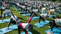 Perayaan Hari Yoga Internasional juga digelar di kawasan Taman Wisata Candi (TWC) Prambanan, Sleman, Daerah Istimewa Yogyakarta, Selasa (21/6/2022). (Hendra Nurdiyansyah/Antara Foto).