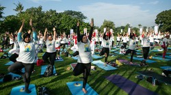 Ratusan warga di Yogyakarta hingga Bali berkumpul untuk melakukan yoga bersama. Kegiatan itu digelar untuk merayakan Hari Yoga Internasional. Ini fotonya.