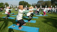 Warga melakukan gerakan yoga di kawasan Taman Wisata Candi (TWC) Prambanan, Sleman, Yogyakarta. (Hendra Nurdiyansyah/Antara Foto).
