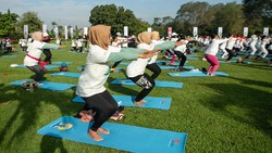 Ratusan warga di Yogyakarta hingga Bali berkumpul untuk melakukan yoga bersama. Kegiatan itu digelar untuk merayakan Hari Yoga Internasional. Ini fotonya.