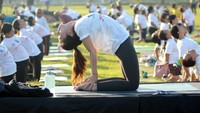 Peserta melakukan gerakan yoga saat perayaan Yoga International Day di Lapangan Puputan Margarana, Denpasar, Bali, Selasa (21/6/2022). (Nyoman Wibowo/Antara Foto).