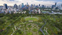 Bersebelahan dengan Taman Benjakitti, sudah ada satu taman yang dibangun pada 1990-an dengan sebuah danau buatan yang luas. Akan tetapi, perluasan taman baru yang memakan lahan 41 hektare disebut berhasil mewujudkan imajinasi layak huni kota Bangkok. Totalnya, kini Taman Benjakitti berdiri di atas lahan seluas 72 hektare. (AP/Krit Phromsakla Na Sakolnakorn)