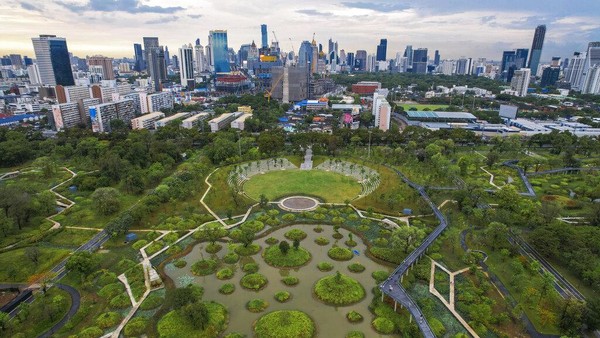 Bersebelahan dengan Taman Benjakitti, sudah ada satu taman yang dibangun pada 1990-an dengan sebuah danau buatan yang luas. Akan tetapi, perluasan taman baru yang memakan lahan 41 hektare disebut berhasil mewujudkan imajinasi layak huni kota Bangkok. Totalnya, kini Taman Benjakitti berdiri di atas lahan seluas 72 hektare. (AP/Krit Phromsakla Na Sakolnakorn) Bersebelahan dengan Taman Benjakitti, sudah ada satu taman yang dibangun pada 1990-an dengan sebuah danau buatan yang luas. Akan tetapi, perluasan taman baru yang memakan lahan 41 hektare disebut berhasil mewujudkan imajinasi layak huni kota Bangkok. Totalnya, kini Taman Benjakitti berdiri di atas lahan seluas 72 hektare. (AP/Krit Phromsakla Na Sakolnakorn)