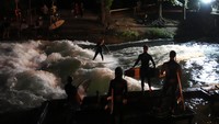Eisbach merupakan tempat berkumpul para peselancar di kawasan Jerman. Diketahui, Eisbach merupakan sungai buatan yang memiliki arus deras.  
