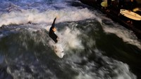 Gulungan air bisa mencapai tinggi dua meter. Tak heran, sungai buatan ini kerap didatangi para peselencar yang hendak mengasah bakat atau sekadar surfing di waktu luang.  