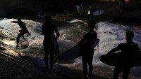 Sungai buatan ini sudah menjadi tujuan para peselancar sejak tahun 1970-an lho. 