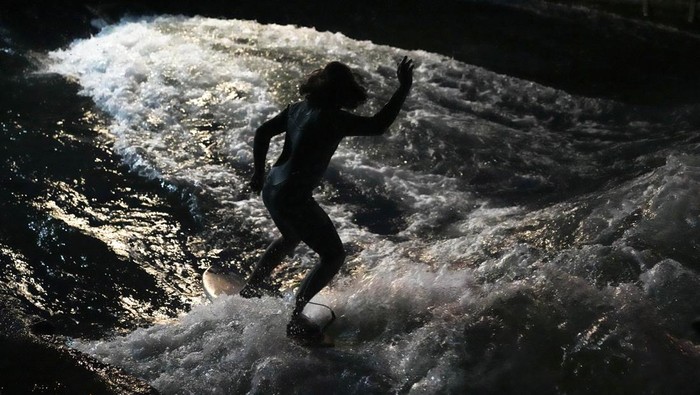 Menjajal Surfing di Sungai Jerman Eisbach merupakan tempat unik yang wajib didatangi peselancar saat kunjungi Jerman. Pasalnya, sungai buatan itu memiliki arus yang deras dan asyik untuk surfing