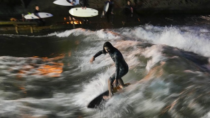 Eisbach merupakan tempat unik yang wajib didatangi peselancar saat kunjungi Jerman. Pasalnya, sungai buatan itu memiliki arus yang deras dan asyik untuk surfing