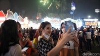 Begini keseruan warga saat melihat pesta kembang api.