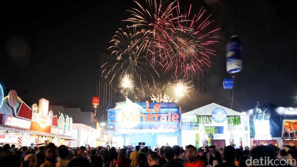 Pesta kembang api di Jakarta Fair 2022 atau PRJ Kemayoran tidak diadakan setiap hari, tetapi hanya pada hari ini dan tanggl 17 Juli 2022 mendatang.