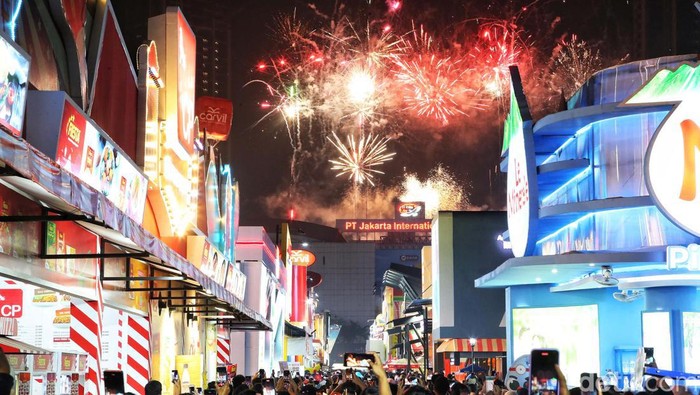 Pesta kembang api berlangsung di acara Jakarta Fair Kemayoran, Jakarta Pusat, Selasa (21/6) malam. Pesta kembang api tersebut berlangsung meriah.