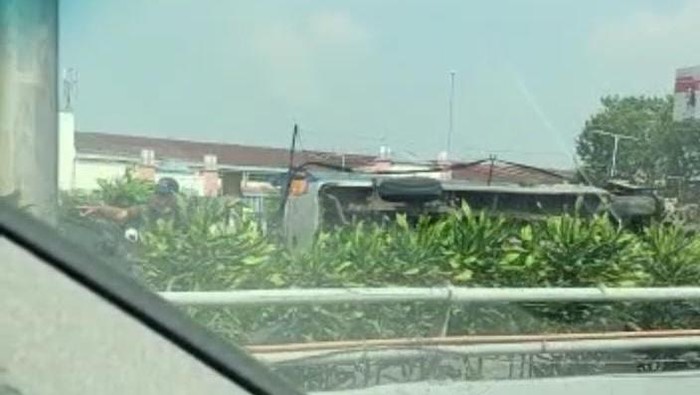 Minibus terguling di Jl MT Haryono Jakarta