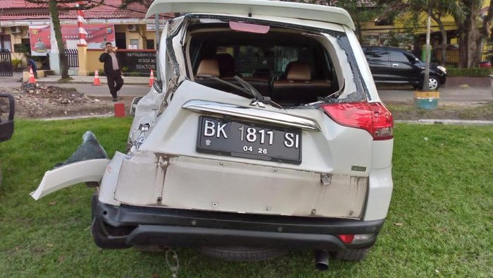 Kondisi Pajero Sport usai ditabrak kereta api di kawasan Medan Barat. (foto: istimewa)