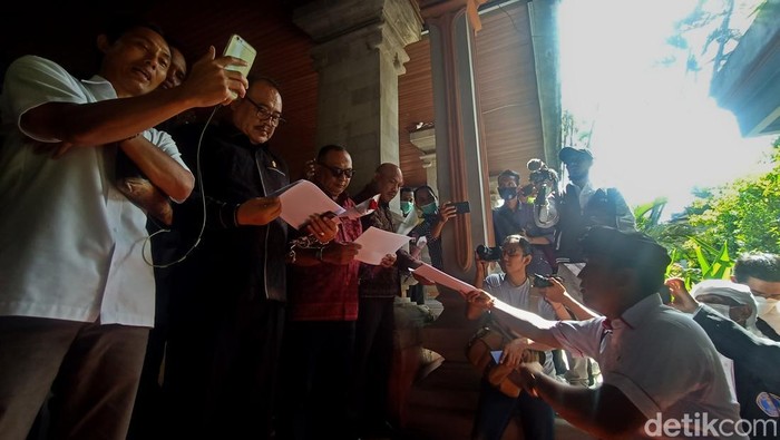 Momen FKPP-Alumni SMA Bali Mandara Serahkan Hasil Kajian ke DPRD FKPP Bali dan alumni SMA Bali Mandara datangi Kantor DPRD Bali, Senin (20/6) lalu. Mereka datang untuk serahkan dokumen hasil kajian yang telah dibuat.