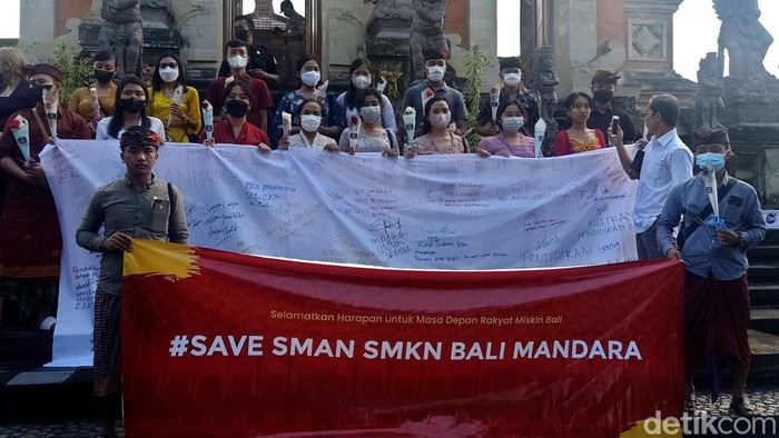 Momen FKPP-Alumni SMA Bali Mandara Serahkan Hasil Kajian ke DPRD FKPP Bali dan alumni SMA Bali Mandara datangi Kantor DPRD Bali, Senin (20/6) lalu. Mereka datang untuk serahkan dokumen hasil kajian yang telah dibuat.