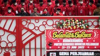 Usai pembukaan Rakernas II PDIP, Jokowi tampak berfoto bersama Ketua DPP PDI Perjuangan Puan Maharani, Sekjen PDIP Hasto Kristiyanto, serta sejumlah kader PDIP lainnya.