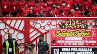 Gubernur Jawa Tengah Ganjar Pranowo juga terlihat berada di barisan Jokowi saat berfoto bersama sejumlah kader PDIP.