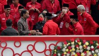 Jokowi berbincang dengan Puan Maharani, Hasto Kristiyanto, serta Ganjar Pranowo, usai menghadiri Rakernas II PDIP di Jakarta Selatan, Selasa (21/6/2022).