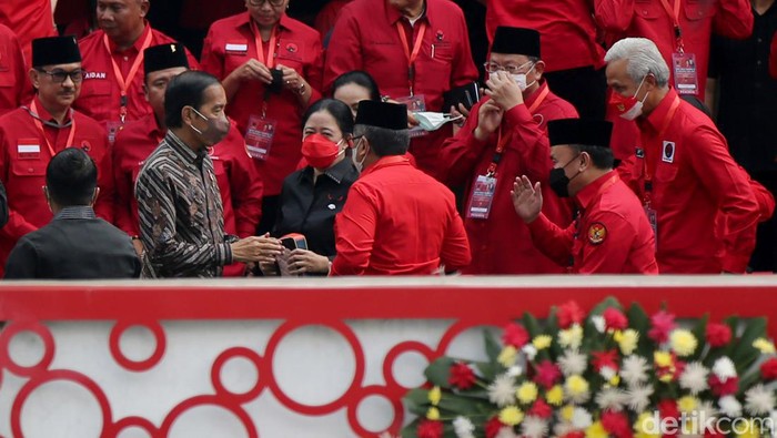 Presiden Joko Widodo hadiri Rakernas II PDIP yang digelar di Jakarta. Usai berlangsungnya pembukaan Rakernas Jokowi tampak berfoto bersama para kader PDIP.