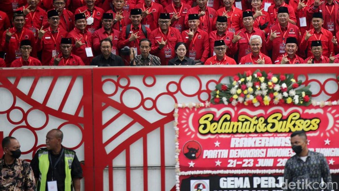 Momen Jokowi Foto Bareng Puan-Ganjar Usai Pembukaan Rakernas II PDIP Presiden Joko Widodo hadiri Rakernas II PDIP yang digelar di Jakarta. Usai berlangsungnya pembukaan Rakernas Jokowi tampak berfoto bersama para kader PDIP.
