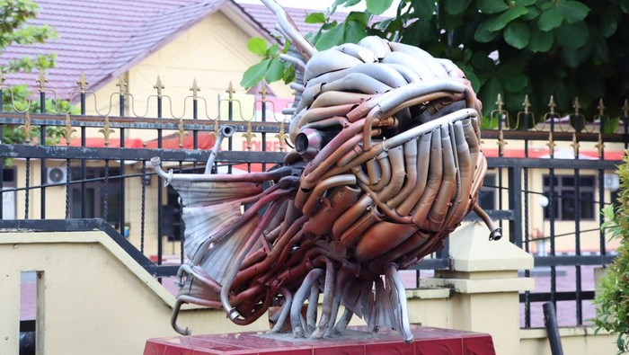 Monumen ikan dari knalpot brong yang dipajang di depan pintu masuk Polres Tanjungbalai. (foto: Istimewa)