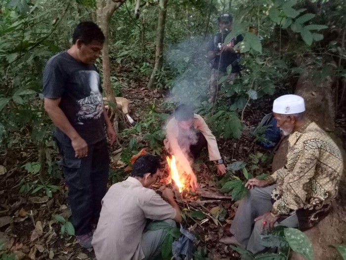 Nek Sarwani (peci putih).