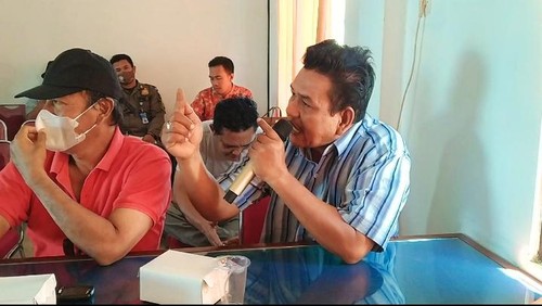 Nelayan geruduk kantor Desa Pengambengan, Kecamatan Negara, Kabupaten Jembatan  Bali, Selasa (21/6/2022)