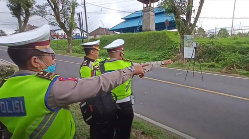 Olah TKP tabrakan beruntun di Banjar Pacung, Desa/Kecamatan Baturiti.