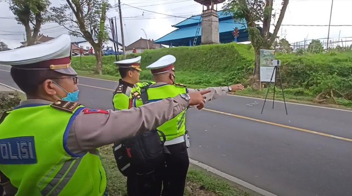 Olah TKP tabrakan beruntun di Banjar Pacung, Desa/Kecamatan Baturiti.