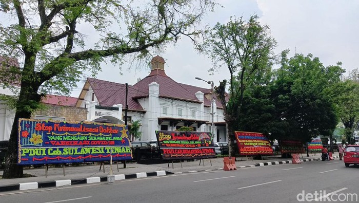 Papan bunga berjejer di depan PN Medan.