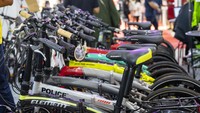 Belum lagi dengan menjamurnya komunitas di berbagai daerah turut berperan dalam peningkatan permintaan sepeda. Sebut saja Element Bike salah satu brand yang dibanjiri permintaan di Tengah Pandemi. Mengusung dengan jargon Sepeda dengan berbagai cerita.