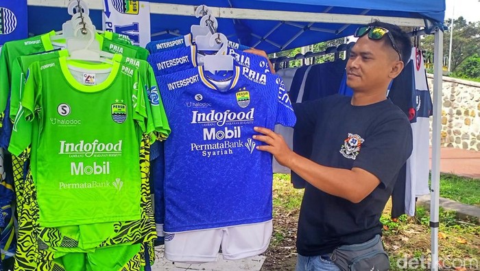 Pedagang jersey di Stadion Si Jalak Harupat