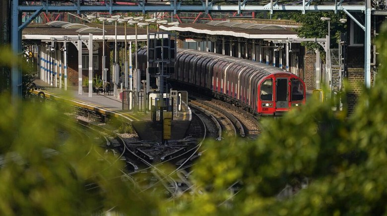 Pekerja Mogok Kerja, Kereta Api di Inggris Berhenti Beroperasi A near empty Liverpool Street station, in London, Tuesday, June 21, 2022. Britains biggest rail strike in decades went ahead Tuesday after last-minute talks between a union and train companies failed to reach a settlement over pay and job security. Up to 40,000 cleaners, signalers, maintenance workers and station staff are due to walk out for three days this week, on Tuesday, Thursday and Saturday. (AP Photo/Alberto Pezzali)
