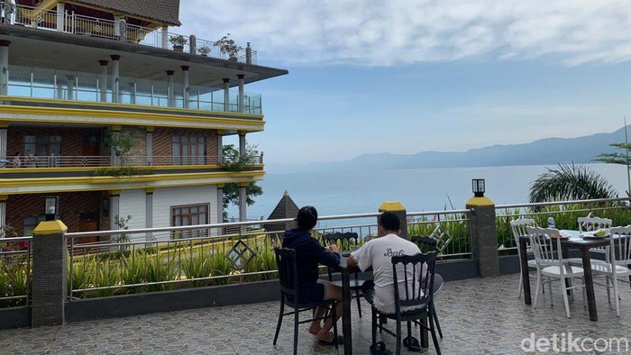 Para tamu hotel saat menikmati sarapan dengan pemandangan Danau Toba. (foto: Kartika Sari)