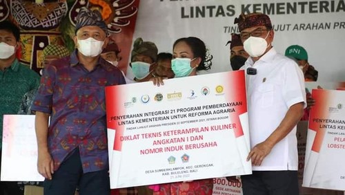 Pemerintah menyerahkan 21 program pemberdayaan hasil integrasi lintas kementerian untuk reforma agraria, pada Selasa (21/6/2022)
