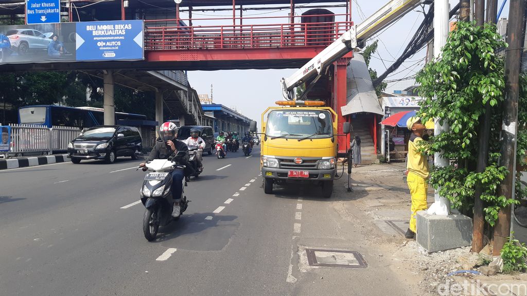 Pemotongan kabel udara di Jl Mampang Prapatan Raya Jaksel oleh Dinas Bina Marga DKI, 21 Juni 2022. (Danu Damarjati/detikcom)