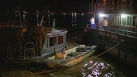 Polisi Brasil tiba di pelabuhan Atalaia do Norte, negara bagian Amazonas, Brasil dengan membawa perahu yang digunakan oleh penduduk asli Bruno Pereira dan jurnalis Dom Phillips, Minggu, (19/6/2022). Phillips dan Pereira menaiki perahu tersebut sebelum mereka dibunuh di hutan Amazon.