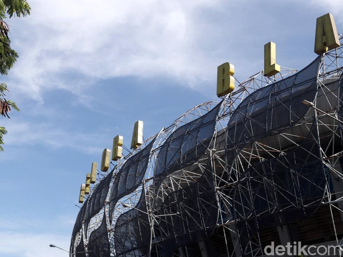 Gerbang pintu masuk Stadion Gelora Bandung Lautan Api (GBLA) Bandung dipasang garis polisi. Hal itu dilakukan usai dua orang bobotoh tewas di stadion tersebut.