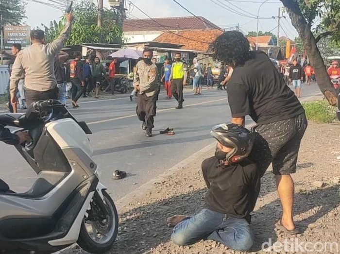 Penangkapan Penyerang Pesilat di Depan Mapolsek Cerme Gresik Polisi Gresik mengamankan seorang terduga pelaku dalam penyerangan rombongan pesilat Pagar Nusa. Pelaku ditangkap saat akan menyerang di Mapolsek Cerme.