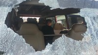 Kaca depan minibus yang pecah akibat lemparan batu penyerang pesilat/Foto: Jemmi Purwodianto/detikJatim