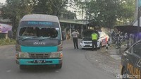 Kaca depan minibus yang pecah akibat lemparan batu penyerang pesilat/Foto: Jemmi Purwodianto/detikJatim