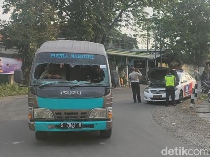 Polisi Gresik mengamankan seorang terduga pelaku dalam penyerangan rombongan pesilat Pagar Nusa. Pelaku ditangkap saat akan menyerang di Mapolsek Cerme.