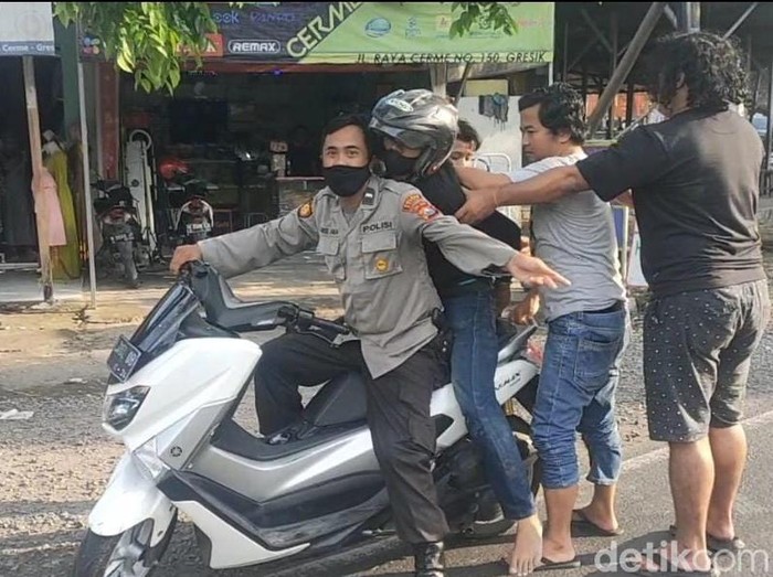 Polisi Gresik mengamankan seorang terduga pelaku dalam penyerangan rombongan pesilat Pagar Nusa. Pelaku ditangkap saat akan menyerang di Mapolsek Cerme.